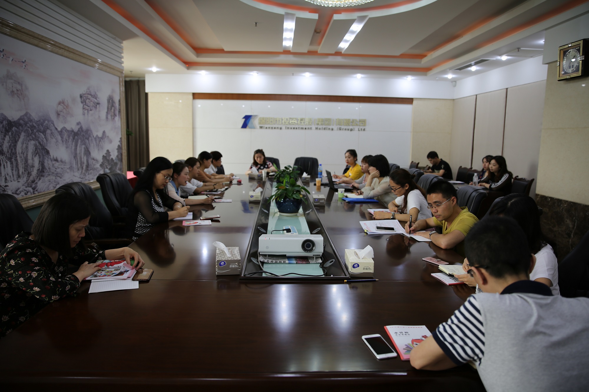 走進檔案 強化培訓 提升管理——綿投集團組織召開“國際檔案日”宣貫及業(yè)務(wù)培訓會