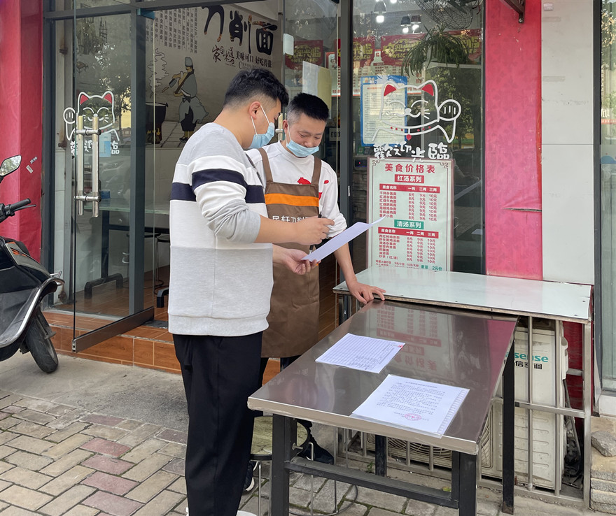 工作人員向商家宣傳和發(fā)放疫情防控相關(guān)資料2_副本 工作人員向商家宣傳和發(fā)放疫情防控相關(guān)資料2_副本