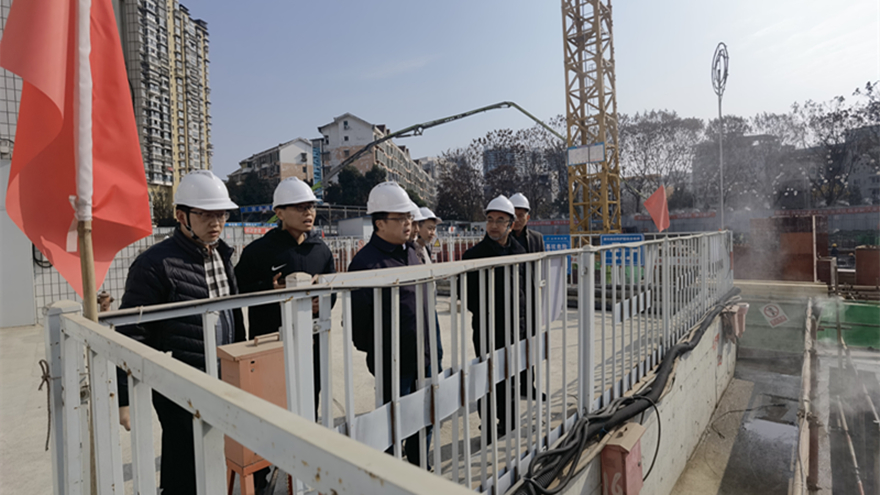 圖二：集團黨委委員、副總經(jīng)理倪丹督導嘉來建工安全工作