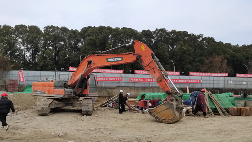 濱河南路道路綜合改造工程(南河閘壩改造)施工現(xiàn)場 濱河南路道路綜合改造工程(南河閘壩改造)施工現(xiàn)場